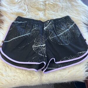 Kealopiko All Aloha med black shorts